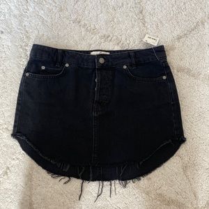 ADORABLE brand new size 6 black free people skirt with tags!! Doesn’t fit me :(